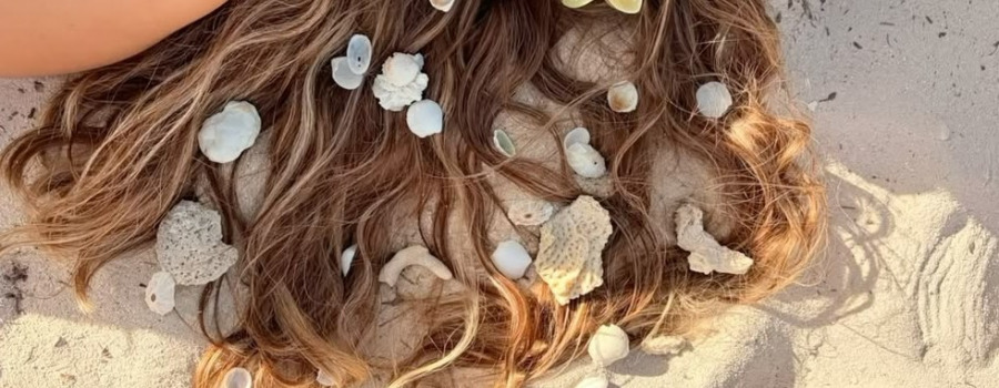 Cheveux en été : pourquoi ils souffrent et comment les chouchouter avant qu'il ne soit trop tard ?